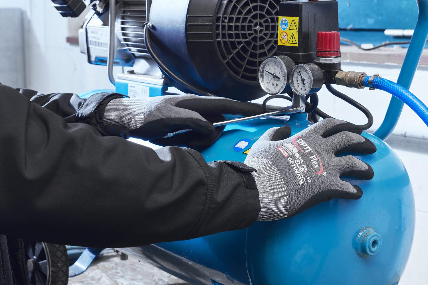 0680_bild_02_szene_01_optiflex_handschuh